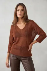 Sweater de punto con acabado brillante, cuello en V y mangas tres cuartos. Presenta un diseño holgado y tejido traslúcido.
