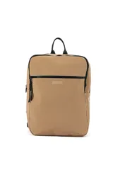 Mochila cuadrada de cuero vegano color beige, con asa superior y cierre principal. Presenta un bolsillo frontal horizontal con cierre y un pequeño logo grabado en el centro.