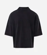 Remera de piquet de algodón con cuello polo y abertura en V. Presenta un corte overboxy holgado, mangas cortas y un estampado frontal con el lettering Energy.