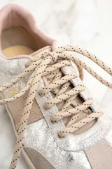 Zapatillas urbanas de cuero color beige con detalles plateados y laterales en cuero color piel de cocodrilo.