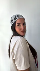 Gorro gris de tejido crochet con diseño de red.