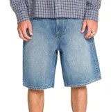 Bermuda de jean Volcom modelo Billow Denim Short, color azul con lavado claro, corte holgado y diseño clásico de cinco bolsillos.