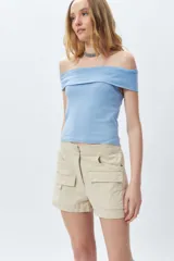 Short color beige de tiro alto y tela liviana con grandes bolsillos.