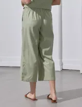 Pantalón crop de lino color beige, con pretina elastizada en la parte trasera y lazo de ajuste.