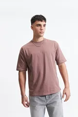 Remera de manga corta para hombre, corte oversize, color gris oscuro.