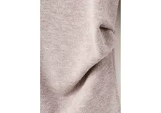 Jersey de cuello alto y manga larga, confeccionado en tejido suave de punto color tostado, con diseño de corte recto y holgado.