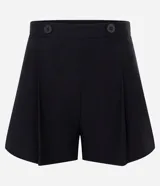Short de bengalina color negro con cintura estructurada, detalle de botones decorativos y cierre frontal. Presenta un corte evasé que aporta volumen y estructura a la silueta.