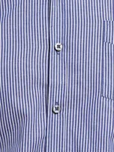 Camisa de vestir a rayas verticales azules y blancas, de corte regular fit y manga larga.