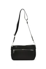 Bandolera de diseño rectangular en color negro, confeccionada en material sintético resistente. Cuenta con múltiples compartimentos con cierre metálico, correa larga ajustable y extraíble para llevar al hombro o cruzada.
