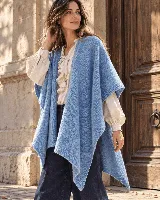 Ruana abierta de lana en color celeste, con caída envolvente, diseño amplio y terminaciones cuidadas en los bordes.