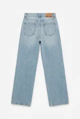Jeans de tiro medio con corte recto desde la cadera hasta el bajo, de color celeste claro. Diseño clásico de cinco bolsillos con cierre de cremallera y botón metálico.