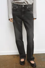 Jeans de tiro medio y corte recto, confeccionados en algodón con efecto lavado en tono gris oscuro. Presentan cintura con trabillas, cierre frontal con cremallera y botón, y diseño clásico de cinco bolsillos.