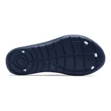 Sandalias tipo chinelas Under Armour, modelo Locker IV, confeccionadas en una sola pieza de EVA moldeada de secado rápido. Presentan un diseño ergonómico con perforaciones para evacuar el agua y el logo de la marca en relieve sobre la correa.