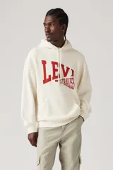 Buzo hoodie color crema con logo Levi's estampado en rojo en el frente.