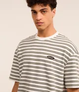 Remera relaxed de algodón a rayas horizontales blancas y negras, con cuello redondo, manga corta y logo "Soul." bordado en el pecho.