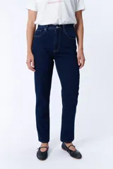 Pantalón jean de corte recto, color azul oscuro, con tiro medio y bolsillos delanteros y traseros.