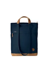 Bolso tote Fjallraven Totepack No. 2 color azul marino con base y logo en cuero marrón, y asas de mano en cuero.