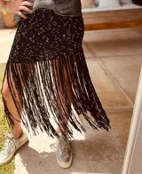 Falda negra tejida en lurex con flecos y detalles en crochet.