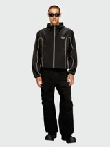 Campera deportiva con capucha, color negro, con cierre frontal y detalles de líneas blancas en contraste. Presenta el logo de la marca en el pecho y puños elásticos.