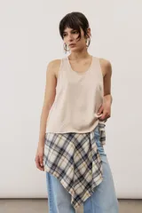 Musculosa básica de corte holgado, con escote redondo y tirantes anchos.