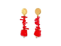 Aros colgantes largos con diseño asimétrico que presentan un disco superior texturizado dorado, del cual cuelgan múltiples piezas alargadas de coral rojo y una cuenta inferior más grande y pulida.