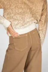 Pantalón de corte wide leg color camel, con tiro alto y ruedo desflecado.