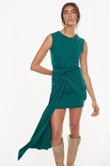 Vestido corto sin mangas de color verde oscuro, con diseño drapeado, nudo en la cintura y una larga caída de tela asimétrica en el lateral delantero.