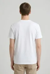 Remera de cuello redondo y manga corta, confeccionada en algodón de alta calidad con un diseño liso y corte clásico.