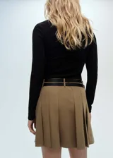 Vestido corto de diseño combinado con cuerpo de tejido de punto negro de cuello alto y manga larga, y falda evasé color tostado con tablas y trabillas. Incluye cinturones decorativos negros con hebillas metálicas.