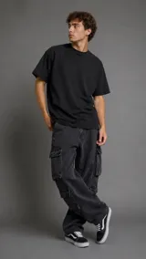 Pantalón cargo de jean negro con efecto acid wash, corte holgado y múltiples bolsillos laterales.