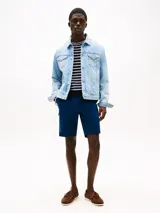 Bermuda Tommy Hilfiger de corte amplio, color azul marino, con múltiples bolsillos cargo y logo bordado en la parte trasera. Confeccionada en sarga de algodón elástico.