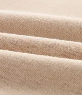Pantalón de corte wide leg en color beige, con cintura elástica, bolsillos laterales y abertura en el ruedo. Confeccionado en tejido de algodón y poliéster con caída amplia.