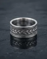 Anillo de plata 925 con diseño central trenzado y bordes lisos, de estilo robusto y masculino.