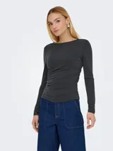 Top de manga larga color gris oscuro, con cuello redondo y diseño ajustado con fruncidos laterales en el cuerpo.
