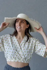 Top cruzado escotado color blanco con lunares color camel, con cintura elastizada y manga corta holgada.