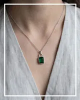 Collar de acero quirúrgico con cadena de eslabones y dije colgante rectangular con piedra verde esmeralda.