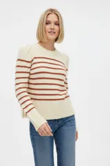 Sweater de punto acrílico de color beige con rayas horizontales marrones, cuello redondo y mangas largas con hombros ligeramente abullonados.