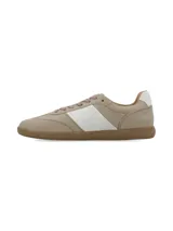 Championes de cuero color beige con franja lateral blanca, cordones al tono y suela de goma color caramelo.