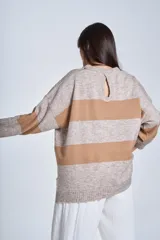 Sweater de punto con rayas horizontales anchas en blanco y negro. De corte amplio y relajado, brinda máxima comodidad sin perder el estilo. Su diseño atemporal lo convierte en una prenda versátil, ideal para combinar con jeans o pantalones para un look casual y abrigado en los días más frescos.