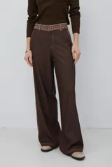 Pantalon de corte recto y tiro alto, color marron oscuro, con detalle de cintura en estampado de cuadros tipo glen plaid y costuras a contratono.
