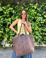 Bolso shopper de cuero color marrón caoba, hecho a mano en Uruguay, con detalles de costuras artesanales claras en los bordes y en las asas de hombro.