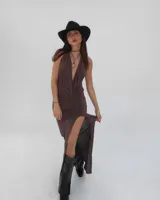 Vestido largo marrón con escote halter, espalda descubierta, corte en la cintura y tajo lateral.