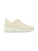 Sneakers de cuero napa color crema, de diseño minimalista y acordonado, con suela elevada y detalle metalizado en el talón.