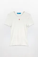 Remera ajustada al cuerpo de manga corta y cuello redondo, color gris melange.