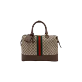 Bolso de mano Gucci modelo Savoy Duffle, confeccionado en lona GG Supreme con detalles de cuero marrón y la icónica franja Web verde y roja en el centro. Cuenta con asas superiores de cuero, herrajes dorados y etiqueta de identificación colgante.