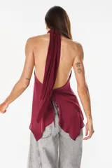 Top de satén fluido y crep texturado, color marrón, con diseño halter que se ata al cuello y deja los hombros y la espalda descubiertos.