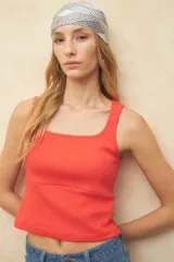 Musculosa celeste de algodón con escote cuadrado y breteles anchos.