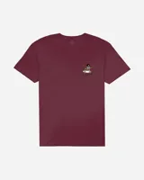 Remera bordó de manga corta con pequeño estampado en el pecho que incluye un esqueleto surfeando y la inscripción "Lost".