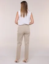 Pantalón de gabardina elastizada color beige, de corte recto, con bolsillos simulados en el frente y bolsillos aplicados en la parte trasera.