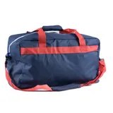 Bolso deportivo de color azul marino con detalles en rojo y blanco. Cuenta con un amplio compartimento principal, bolsillo frontal con cierre y el escudo del Club Nacional de Football impreso en la parte inferior. Incluye asas de mano rojas con empuñadura acolchada.
